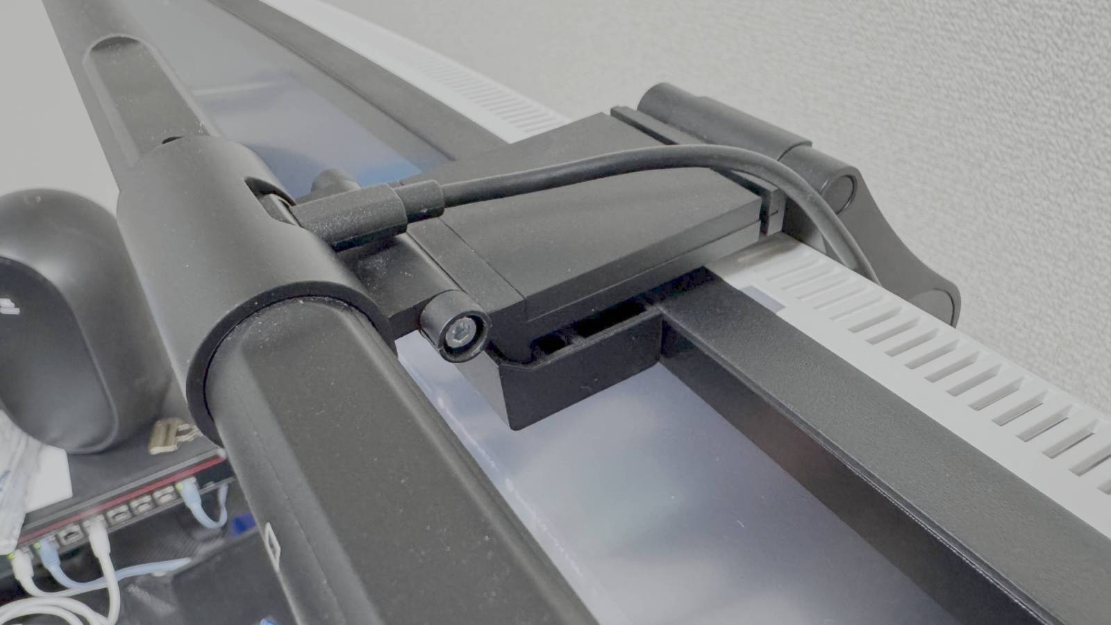 LEDバーのヒンジ部分の目隠しゴムキャップを外した状態