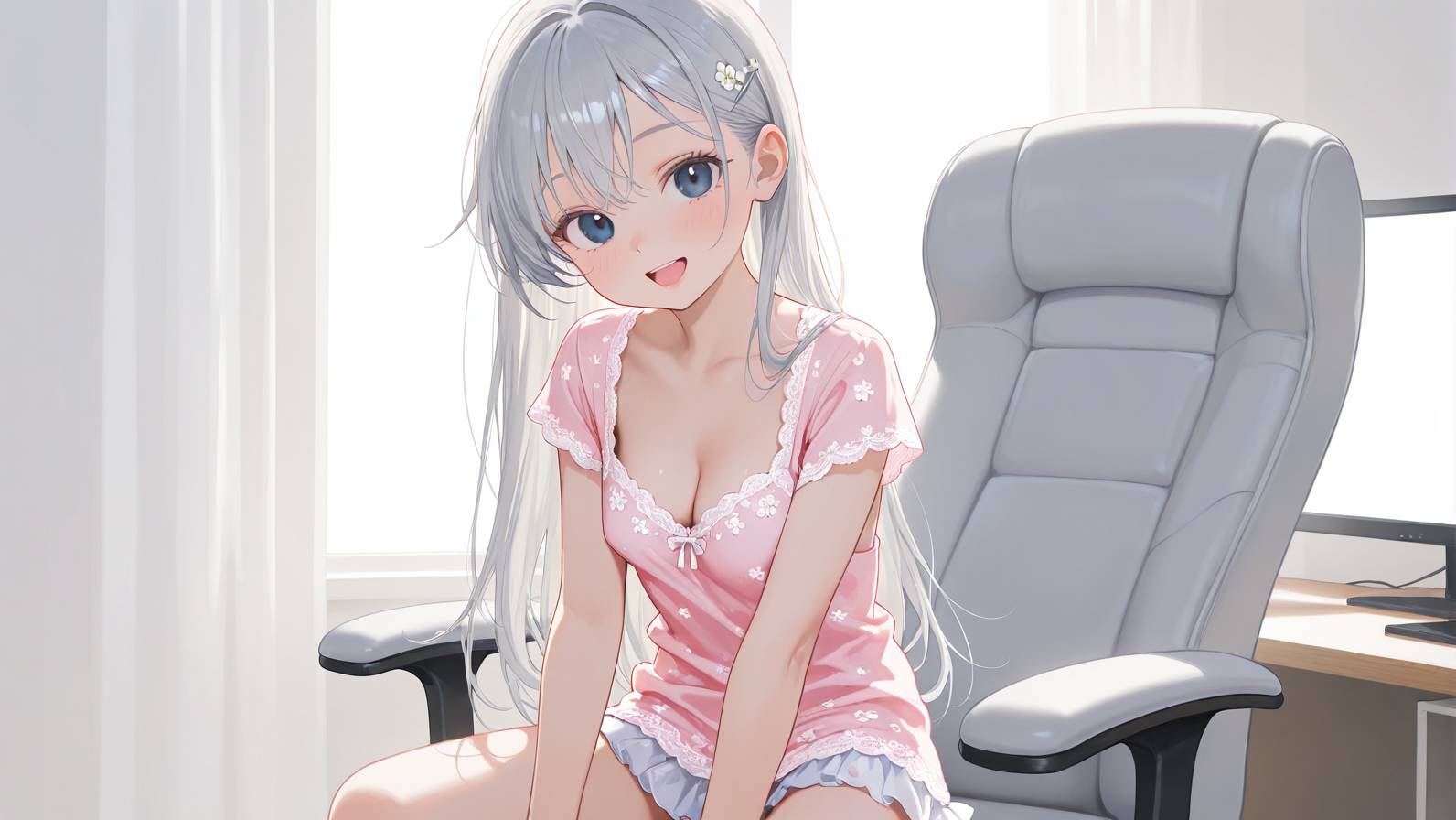 明るい室内で椅子に腰かけた人物が、正面へ微笑みかけるイラスト。
