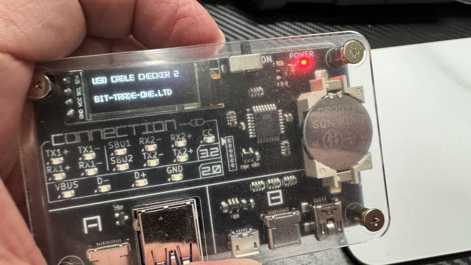 USBケーブルの規格チェックに使用できる「BitTradeOne USB CABLE CHECKER 2」の外観。
